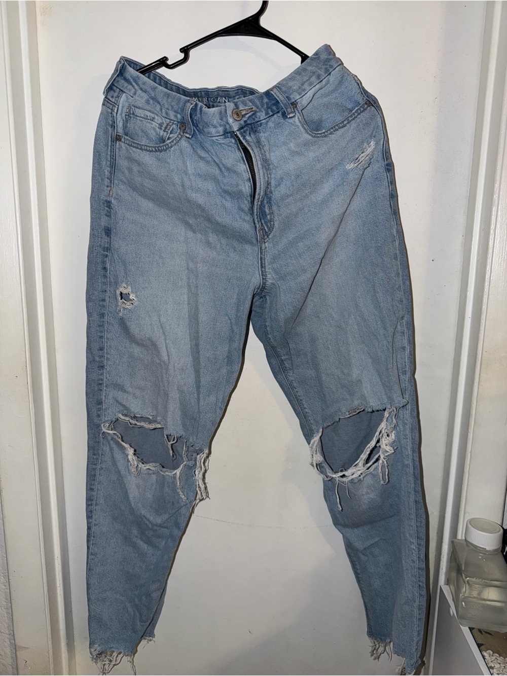 American Eagle Outfitters Light Wash Distressed mom Jeans